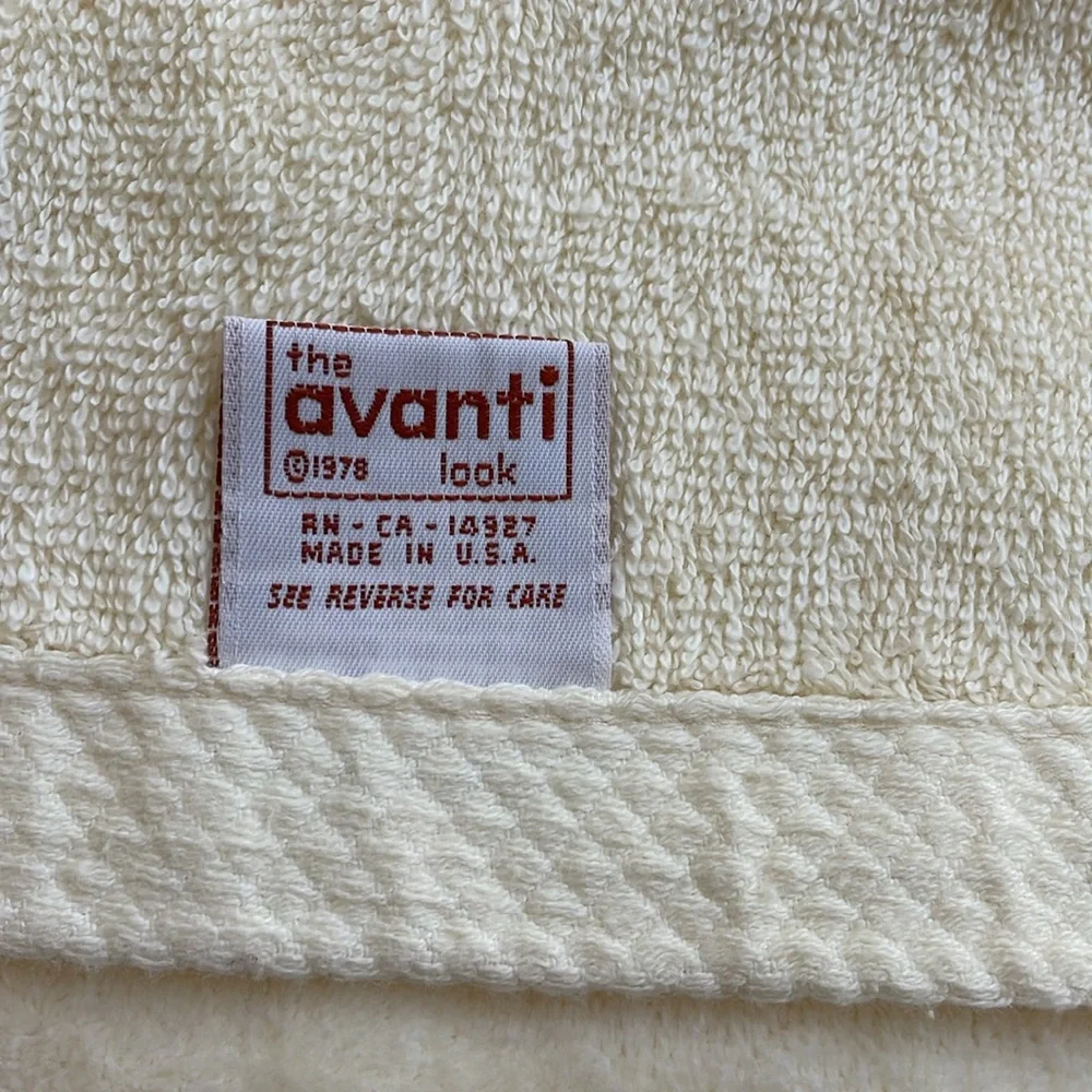 NWOT the Avanti Look 3 bath and 2 hand towels